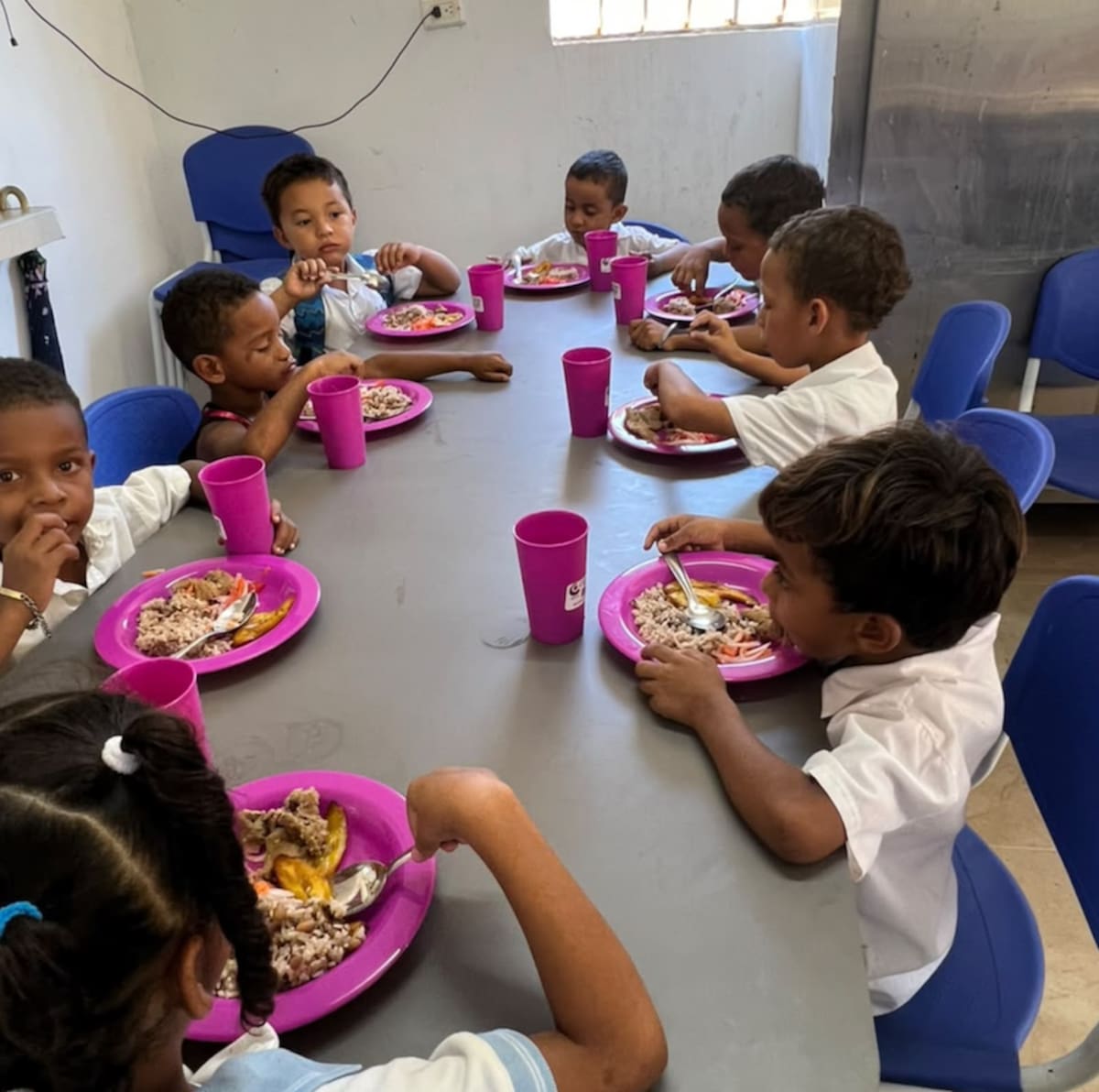 La estrategia implementada por la Gobernación del Magdalena beneficia a 16.636 estudiantes en 10 municipios, con prioridad en la prestación del servicio de alimentación preparada en caliente, incluso en instituciones ubicadas en zonas rurales de difícil acceso.//Cortesía DCGDM.