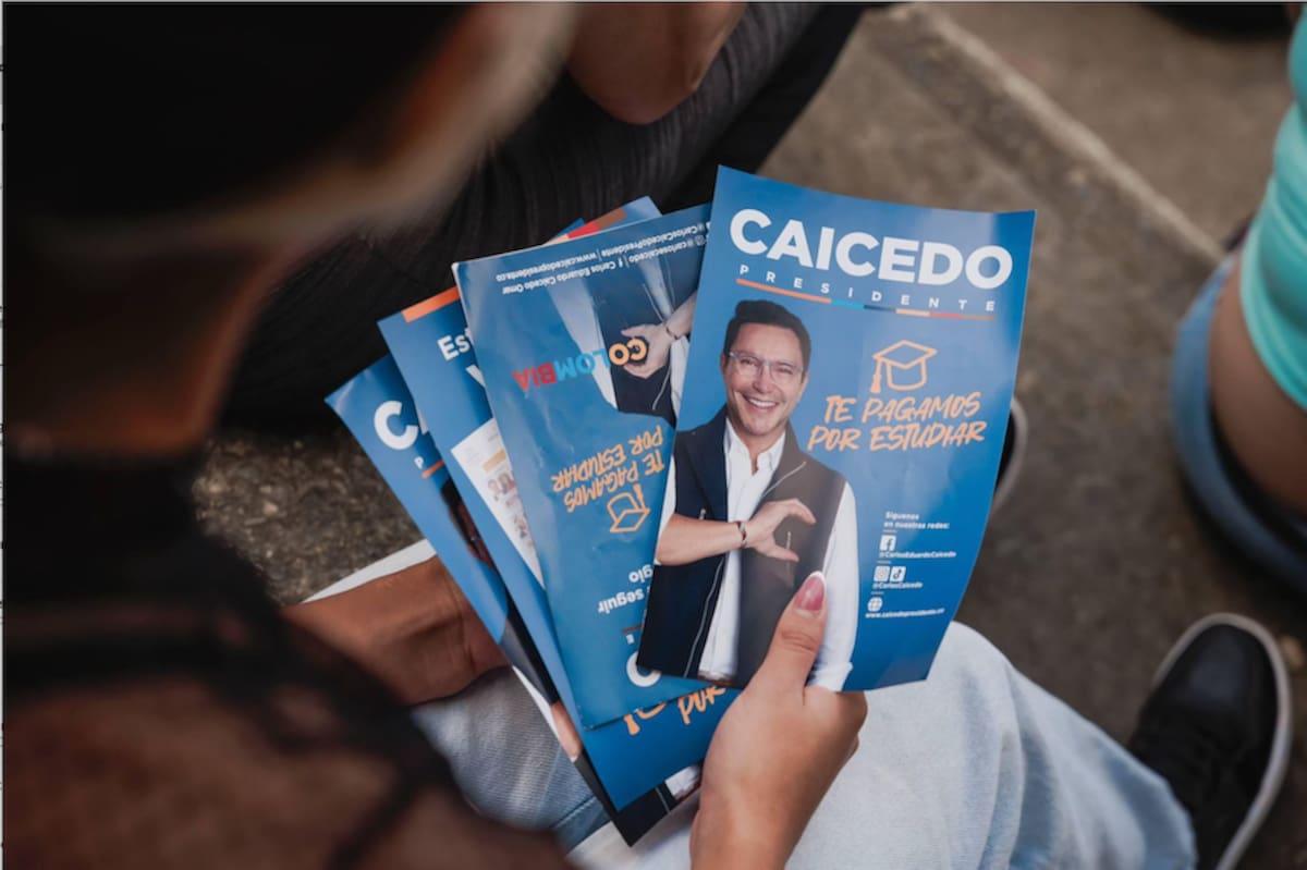 Carlos Caicedo recorre el país divulgando su propuesta “Te Pagamos por Estudiar”. Su última parada fue en la Comuna 13 de Medellín. //Cortesía Rafael Rodríguez.