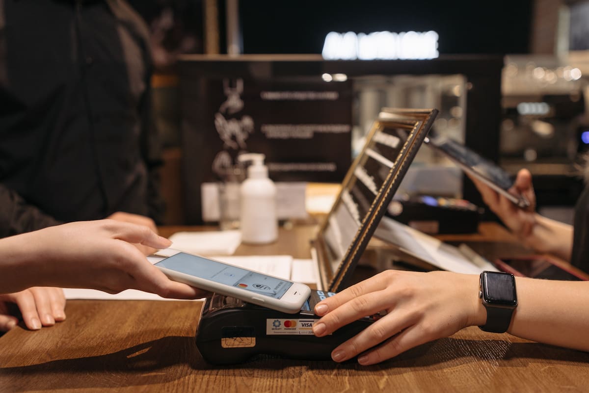 Desde los grandes comercios hasta los mototaxis y vendedores de jugo aceptan pagos digitales. // Foto Pexels.