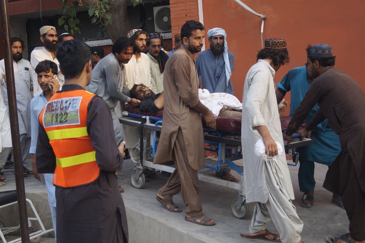 Pakistán actualiza cifra de muertos tras atentado y ataque a ambulancia
