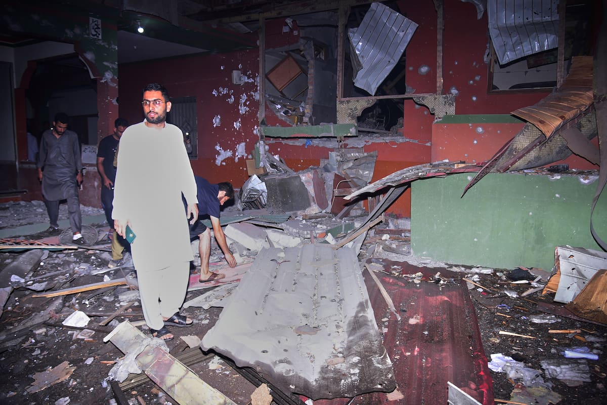 Residentes locales examinan un edificio dañado por un presunto ataque indio con misiles cerca de Muzaffarabad. // Foto: AP