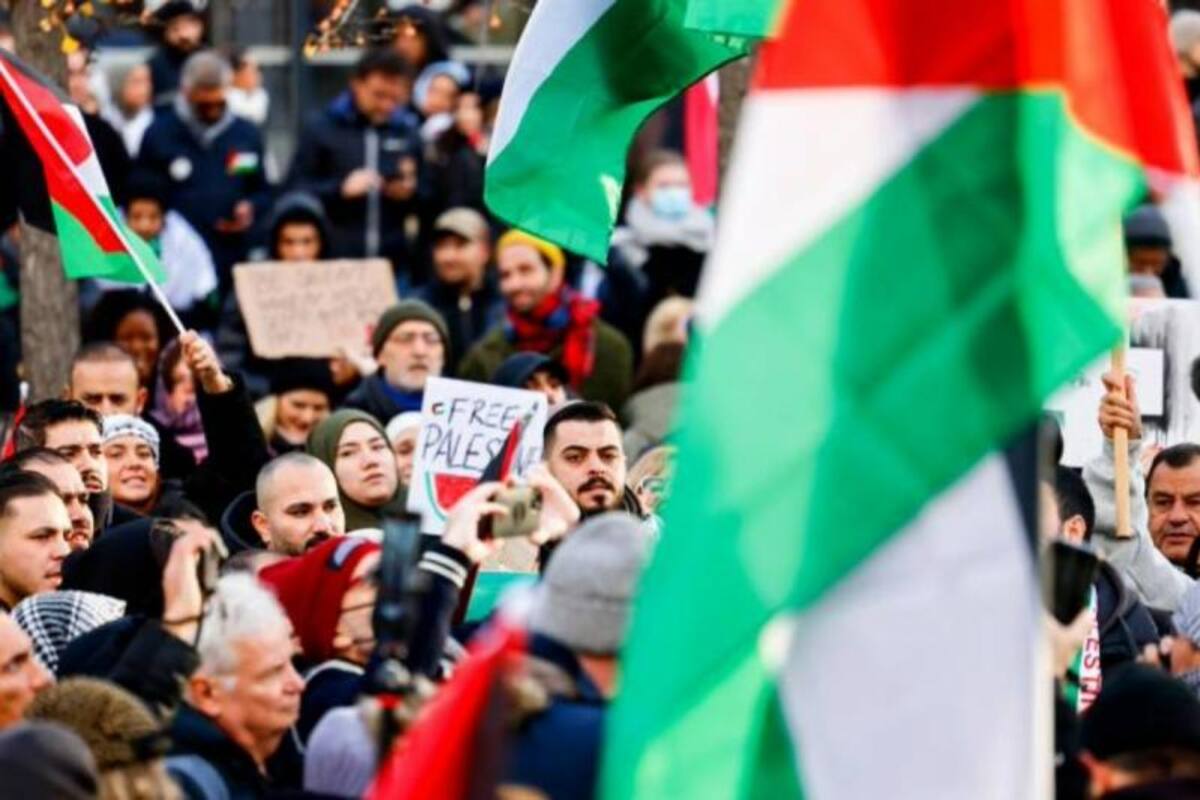 Palestinos ondean la bandera de su país. //Colprensa