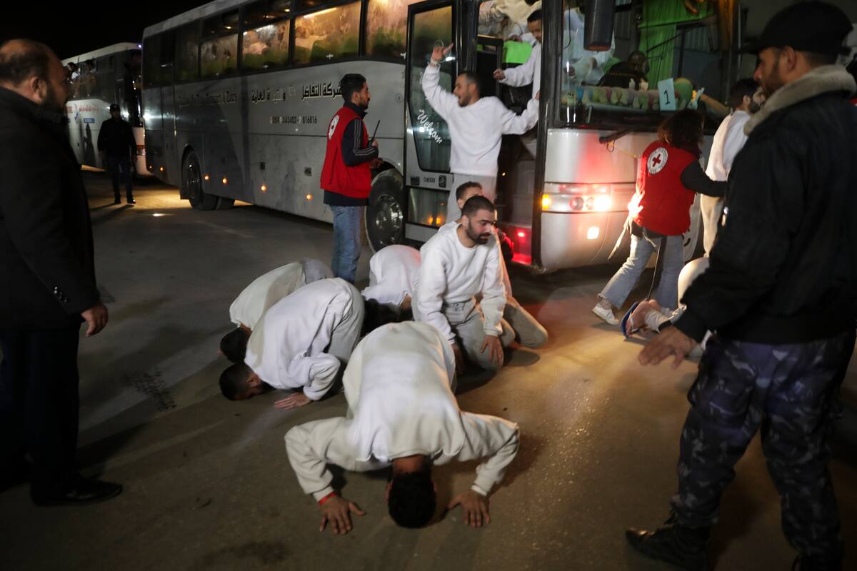 Prisioneros palestinos reaccionan a su llegada a la Franja de Gaza tras ser liberados de una prisión israelí tras un acuerdo de cese el fuego entre Hamás e Israel en Jan Yunis, Franja de Gaza. //AP