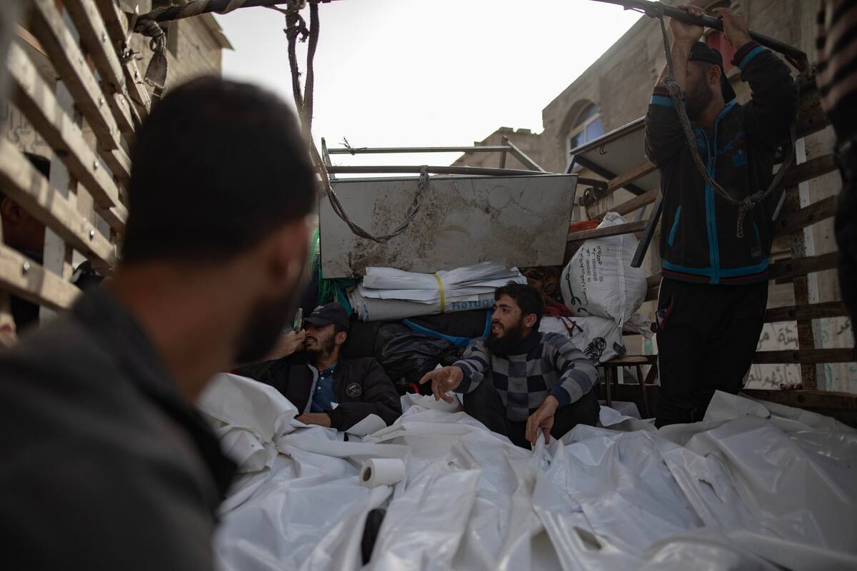 Los palestinos lloran junto a los cuerpos de sus familiares después de una incursión del ejército israelí en un campamento en un área designada para personas desplazadas en Rafah. //EFE