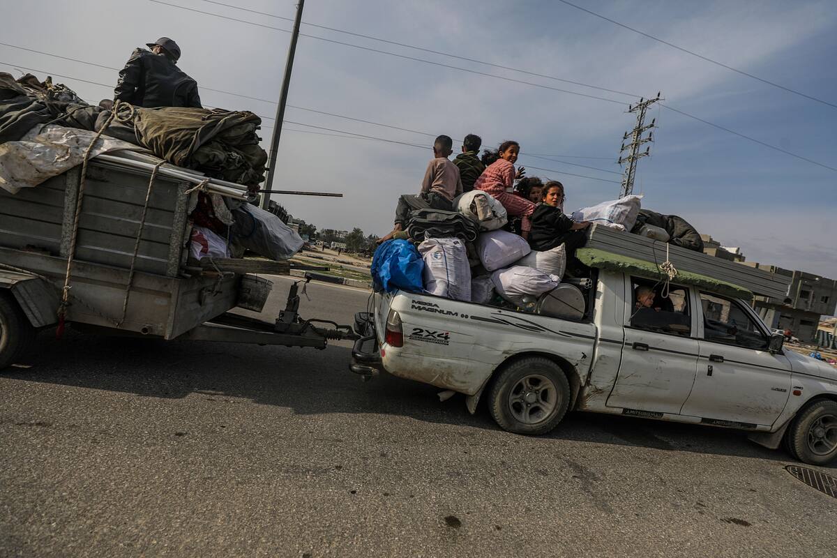 Palestinos avanzan por la carretera de Salah Al Din en medio de un alto el fuego entre Israel y Hamás, en el sur de la Franja de Gaza. //EFE