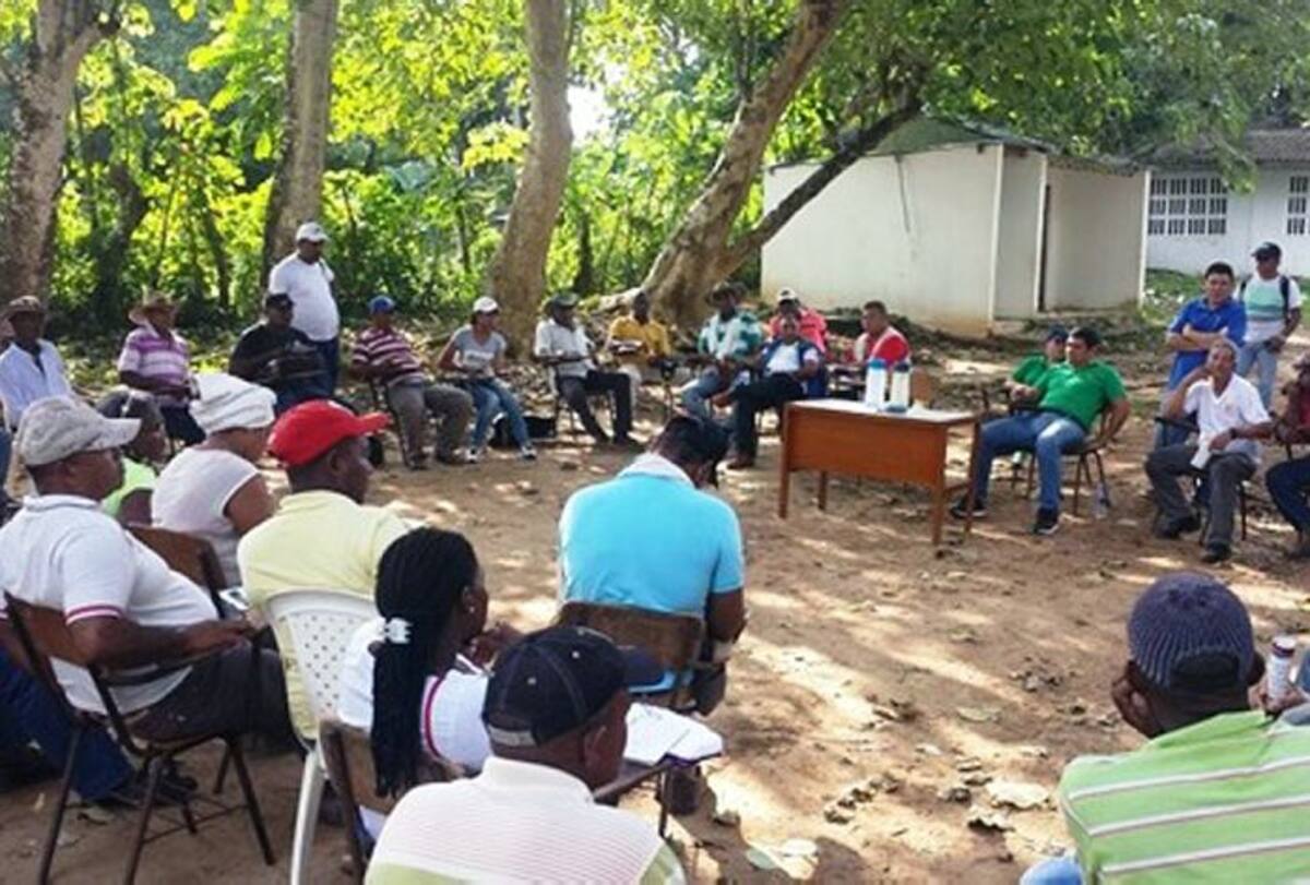 Reunión de funcionarios de Carsucre con los finqueros afectados. CORTESÍA.