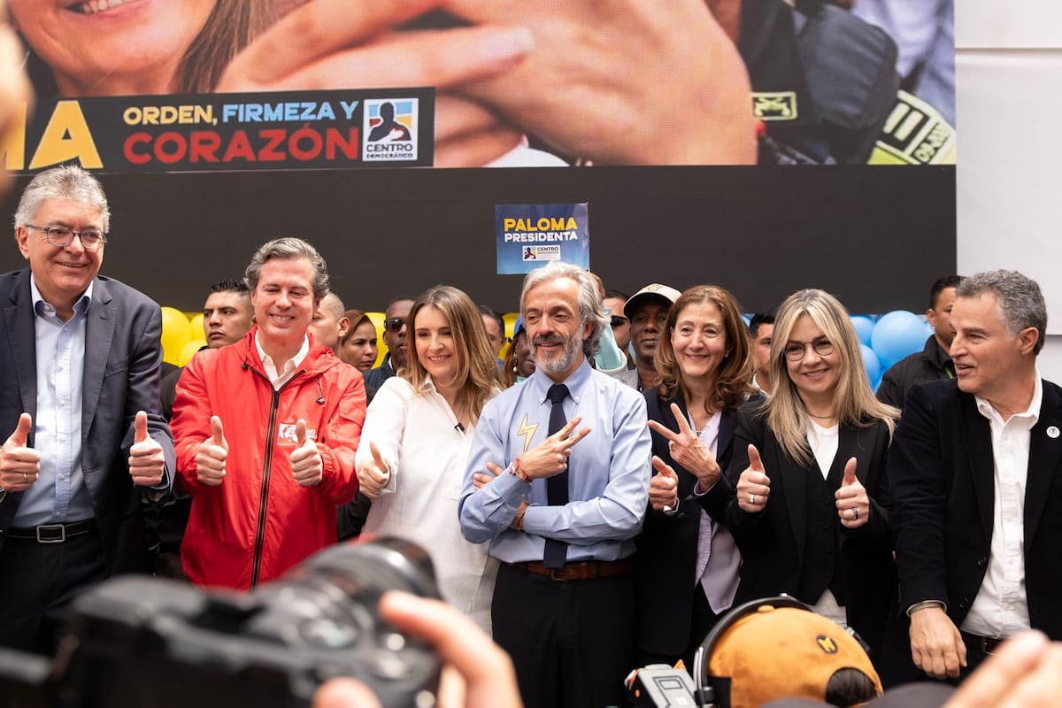 Paloma Valencia inscribió su candidatura a la presidencia acompañada de Juan Daniel Oviedo a la presidencia y los demás excandidatos de la consulta. De igual forma estuvo presente el expresidente Álvaro Uribe Vélez como respaldo de esta candidatura a la presidencia. Foto: Prensa Paloma Valencia.