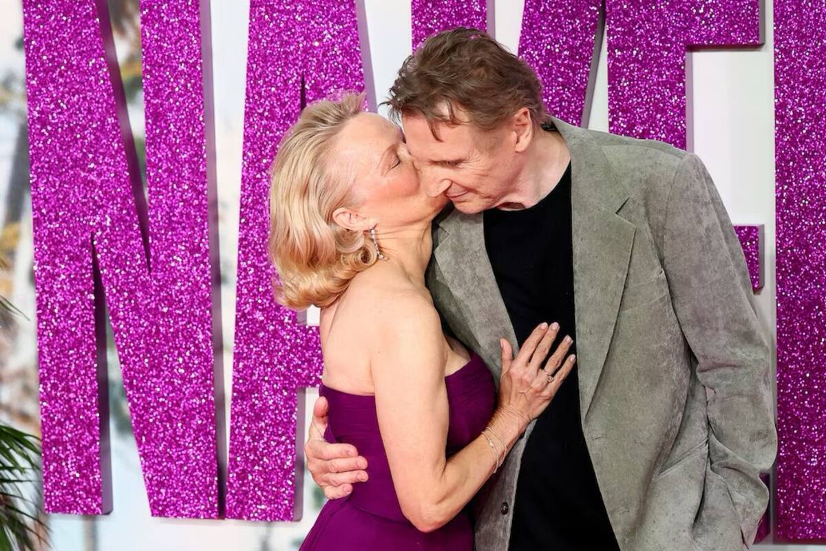 Pamela Anderson y Liam Neeson en la premiere de Naked Gun. //Foto: AP.