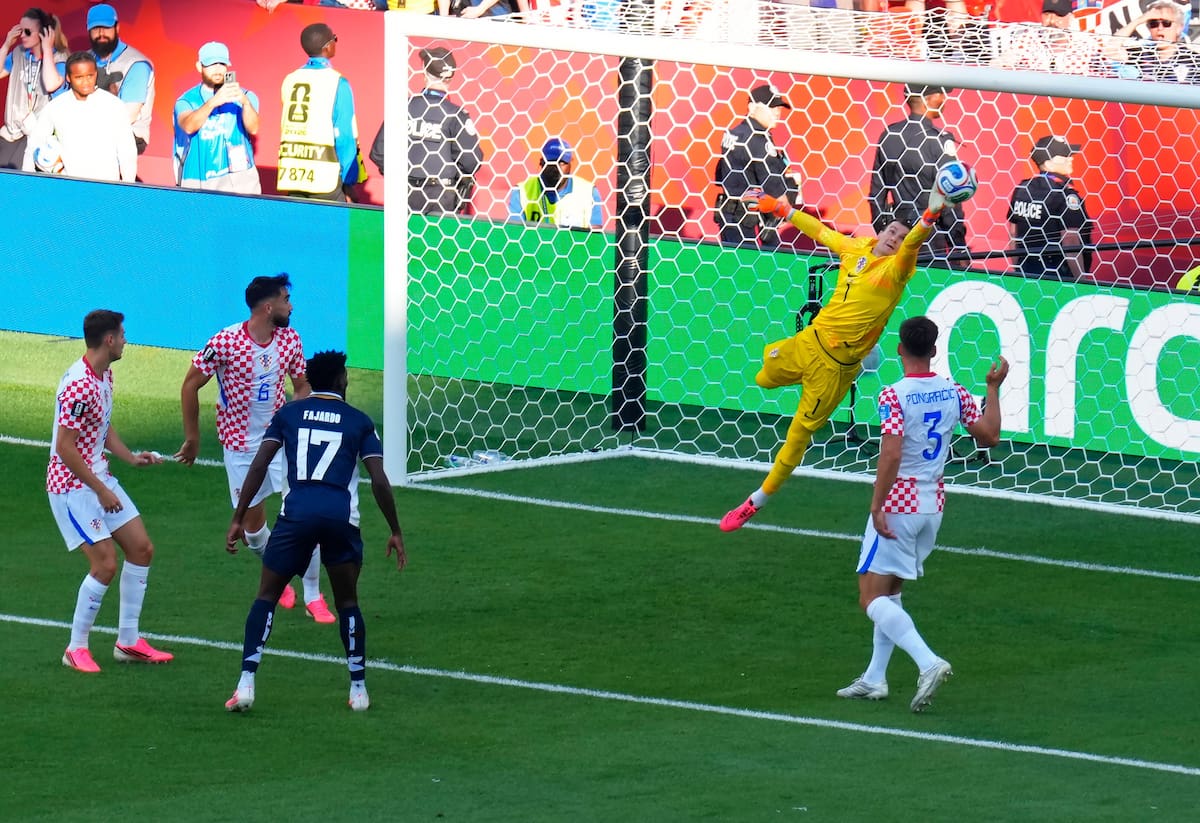 El portero croata Dominik Livakovic (1) sacó pelotas tremendas para evitar el triunfo de Panamá. //Foto, AP: Chris Young/The Canadian Press