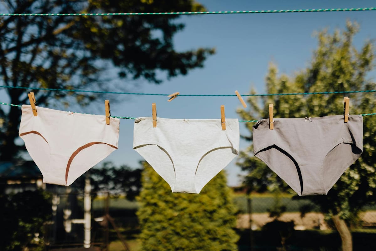 Especialistas sugieren panties de algodón en situaciones como embarazo y piel sensible.