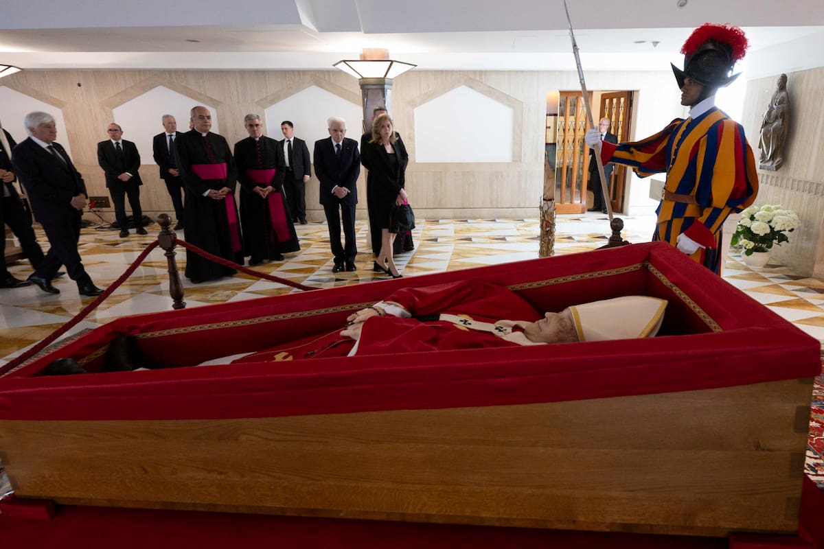 Tumba del Papa Francisco: sin lujos y marcada por su cruz pectoral