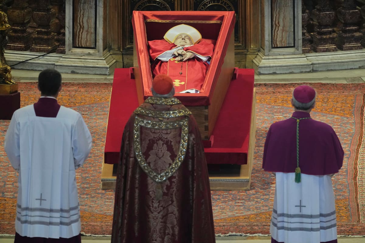 El cuerpo del papa Francisco reposa en el féretro ante la mirada del cardenal camarlengo, Kevin Joseph Farrell (c). // EFE/EPA/ Andrew Medichini / POOL