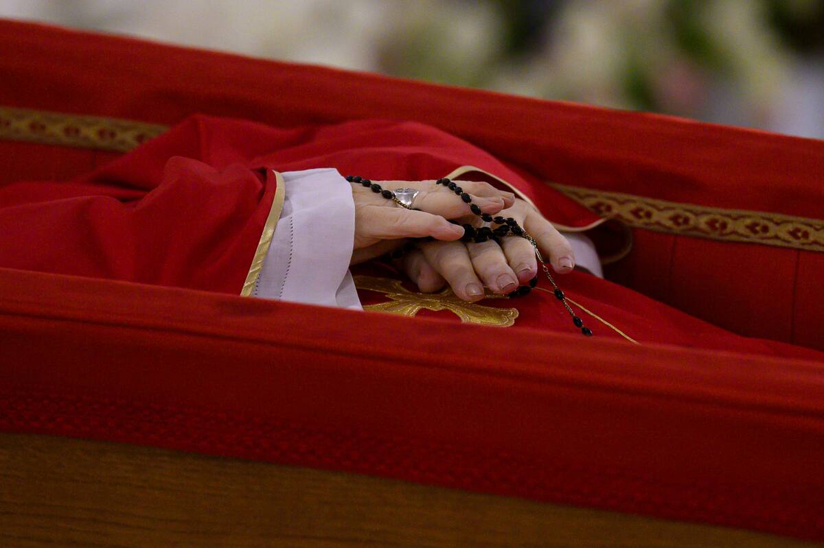 Así lucen las manos del papa Francisco en el féretro. Lleva consigo un rosario de color negro. // EFE - Simone Risoluti/Dicasterio para La Comunicación De La Santa Sede.