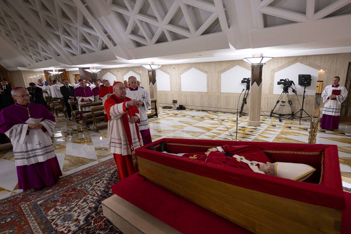 El papa descansa sobre un féretro de madera forrado de terciopelo rojo con una casulla purpura y una mitra blanca y en las manos lleva un rosario. // EFE - Francesco Sforza/Dicasterio Para La Comunicación De La Santa.