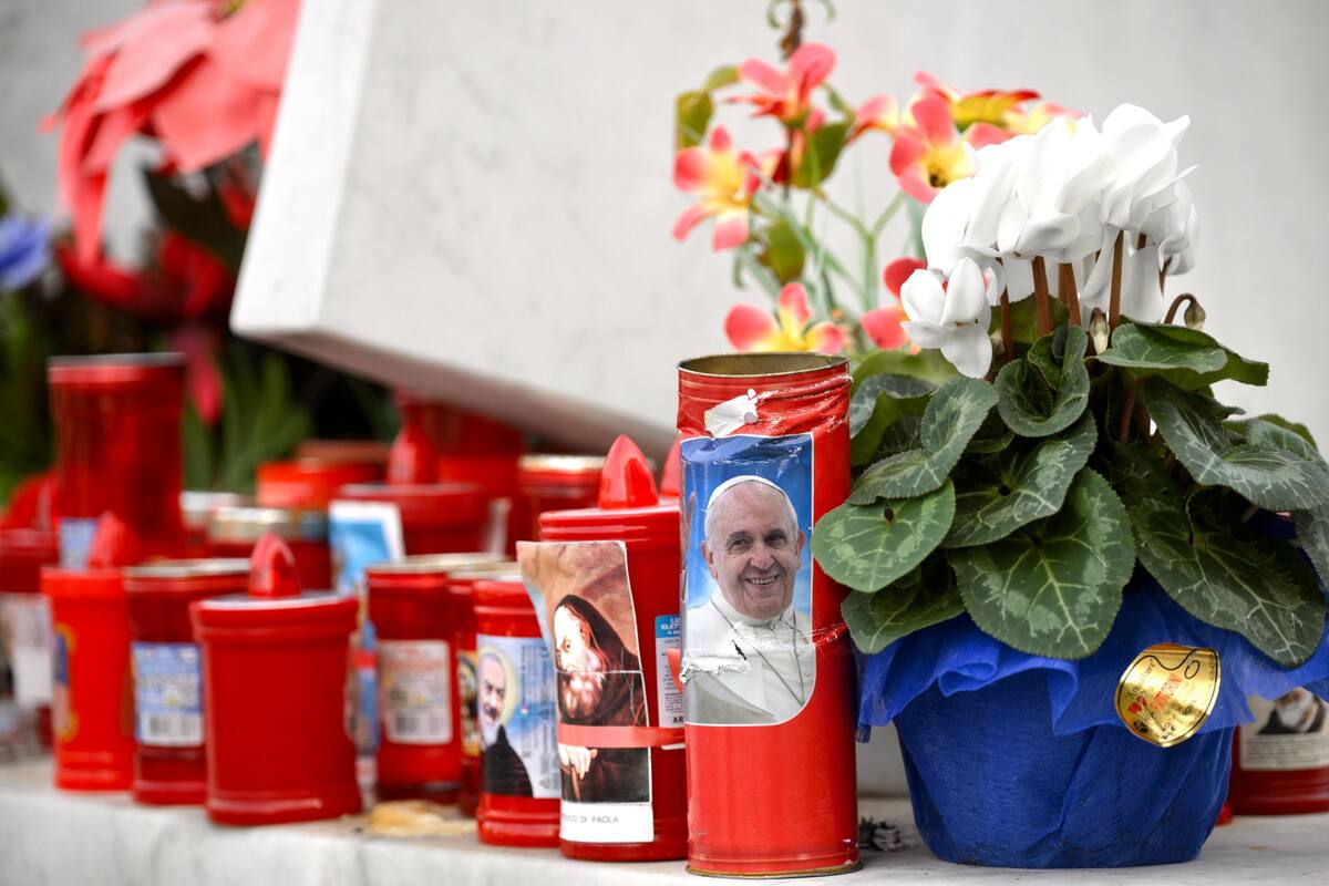 Flores y velas por la salud del papa Francisco en hospital en Roma. //EFE