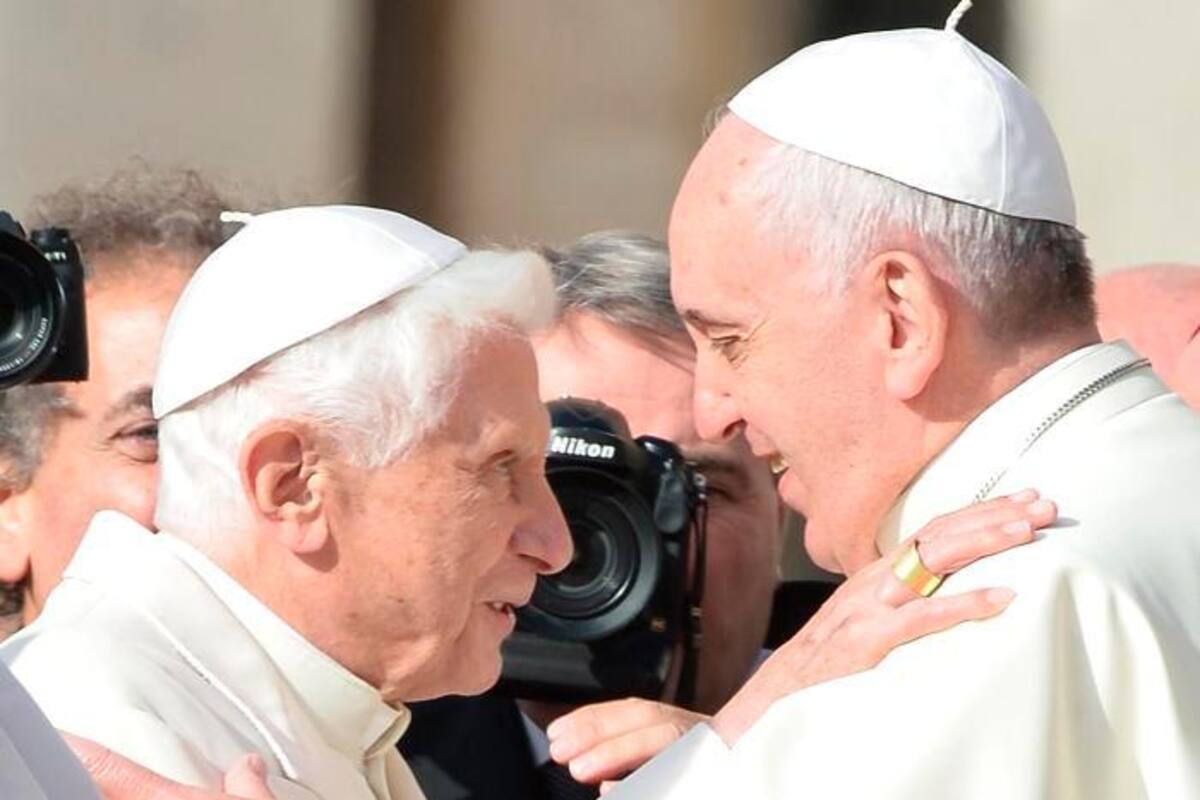 Francisco expresa su “gratitud” a Benedicto XVI tras su fallecimiento