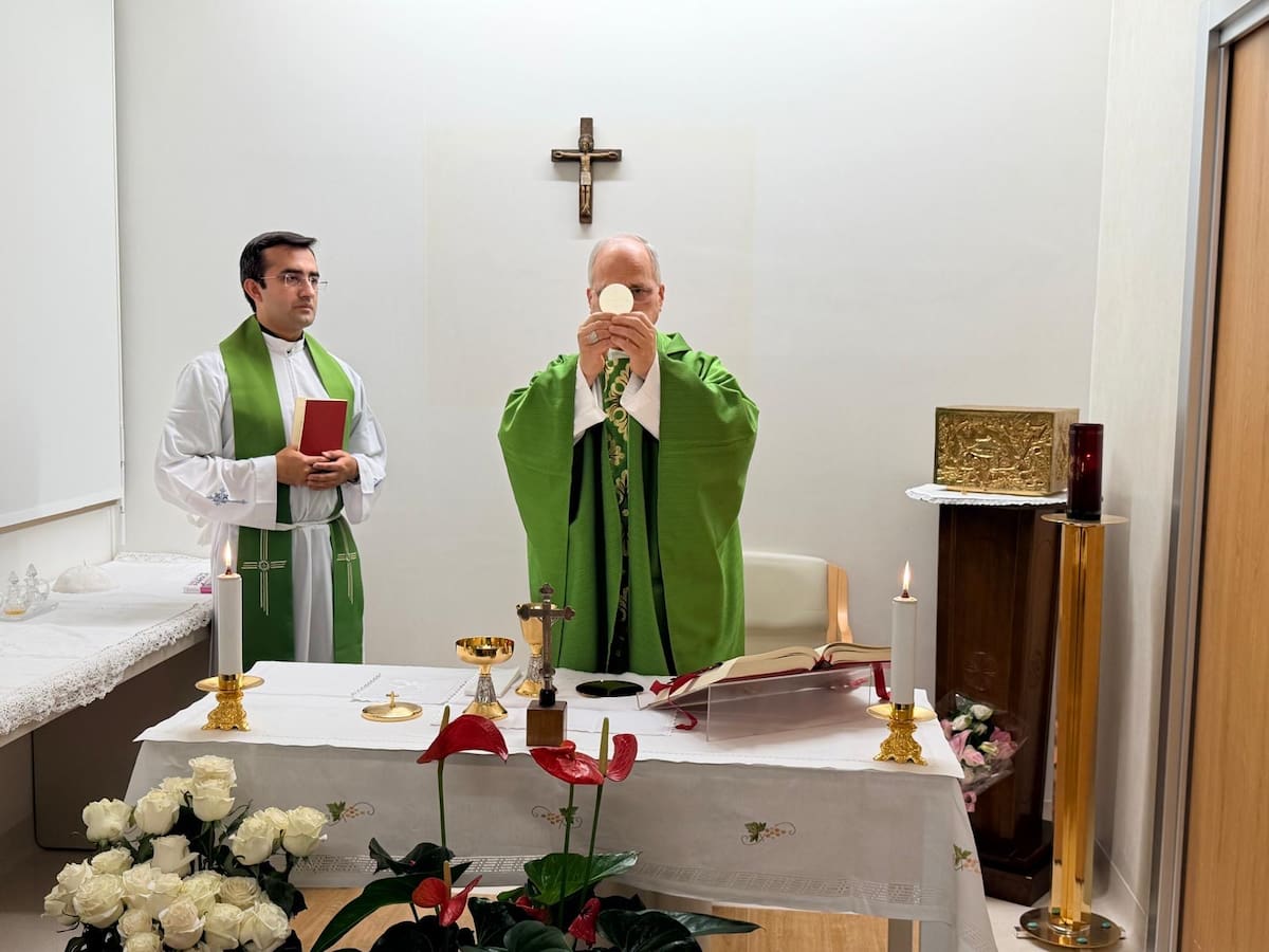 El Vaticano ha publicado la primera imagen del papa León XIV tras su operación de pulmón, oficiando misa junto a su secretario personal, el peruano Edgar Rimaycuna, en el hospital romano donde continúa ingresado. EFE/ Vatican Media.