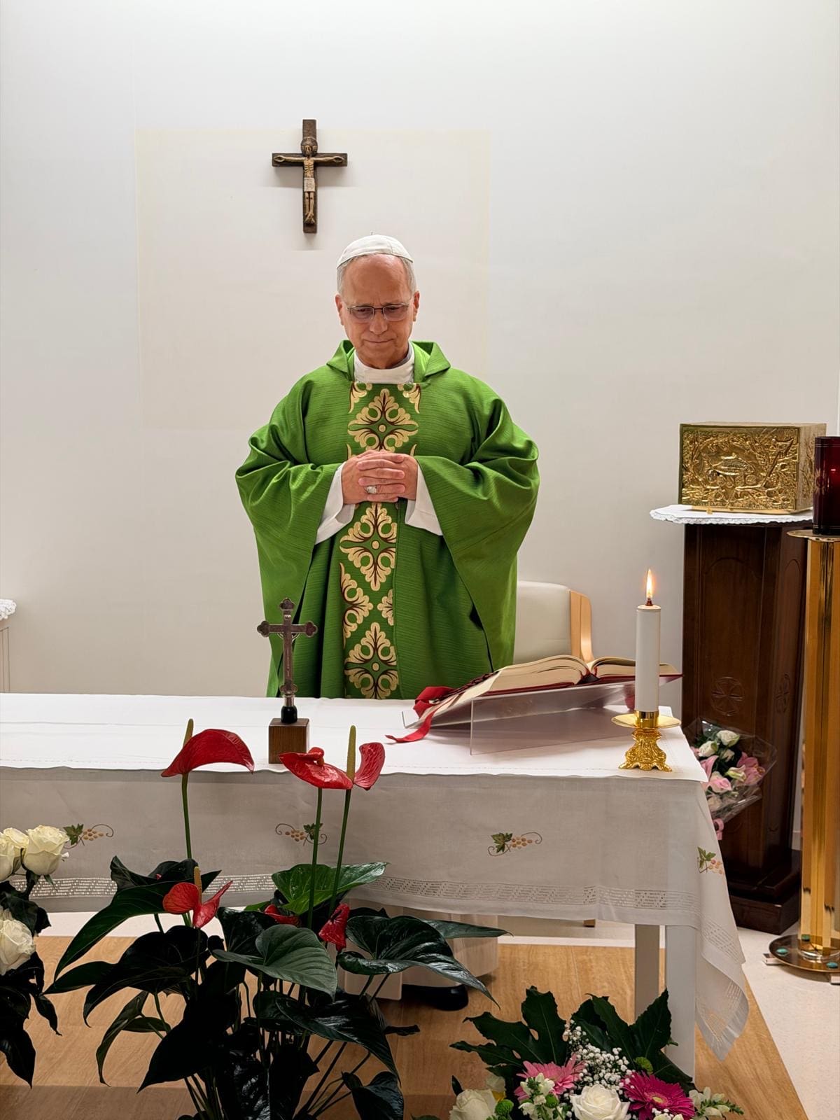 El Vaticano ha publicado la primera imagen del papa León XIV tras su operación de pulmón, oficiando misa junto a su secretario personal, el peruano Edgar Rimaycuna, en el hospital romano donde continúa ingresado. //EFE/ Vatican Media.