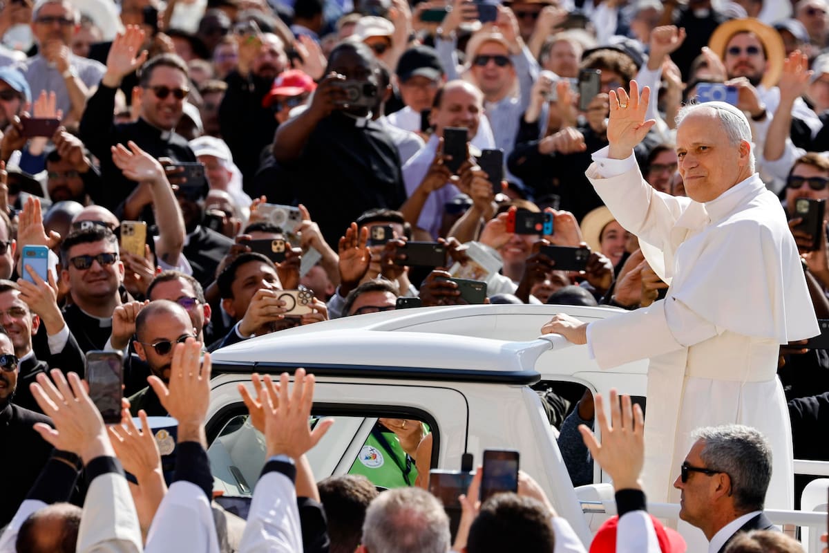 El Papa León XIV saluda a los fieles a su llegada en el papamóvil. // Foto: EFE