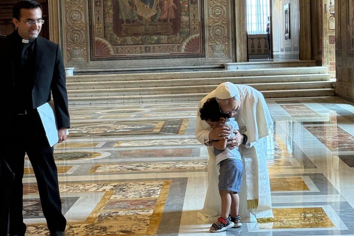 Niña colombiana rompió protocolo en el Vaticano y recibió bendición del papa