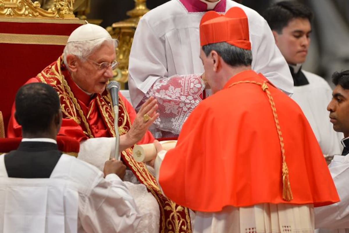Cardenal Rubén Salazar Gómez con el papa Benedicto XVI. AFP