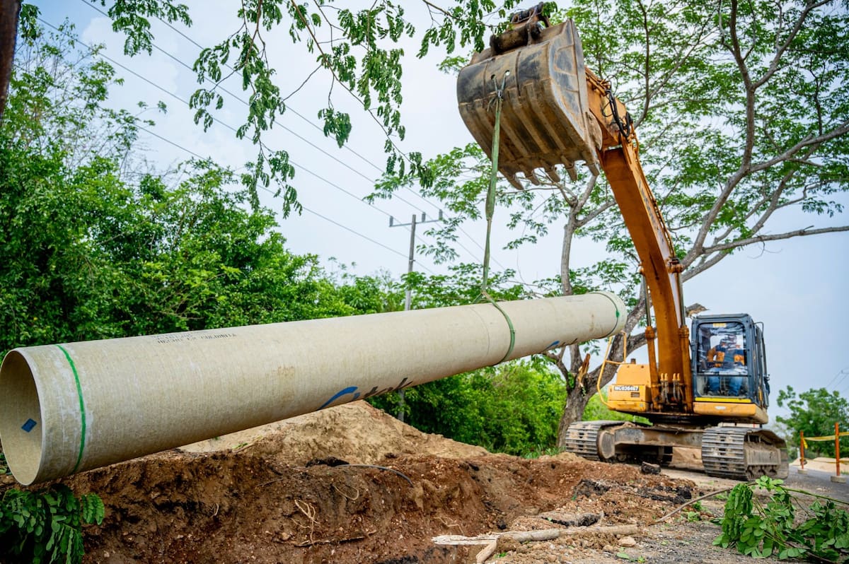 Imagen de trabajos de mantenimiento de tuberías por Aguas de Cartagena. // Foto: Cortesía - Acuacar.