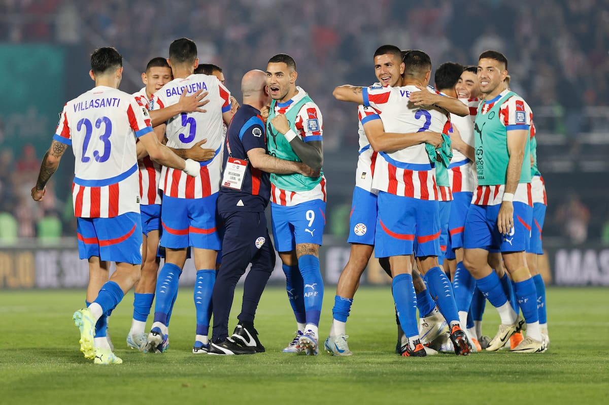 Jugadores de Paraguay celebran al final de un partido de las Eliminatorias Sudamericanas para el Mundial de 2026. // EFE/ Juan Pablo Pino.