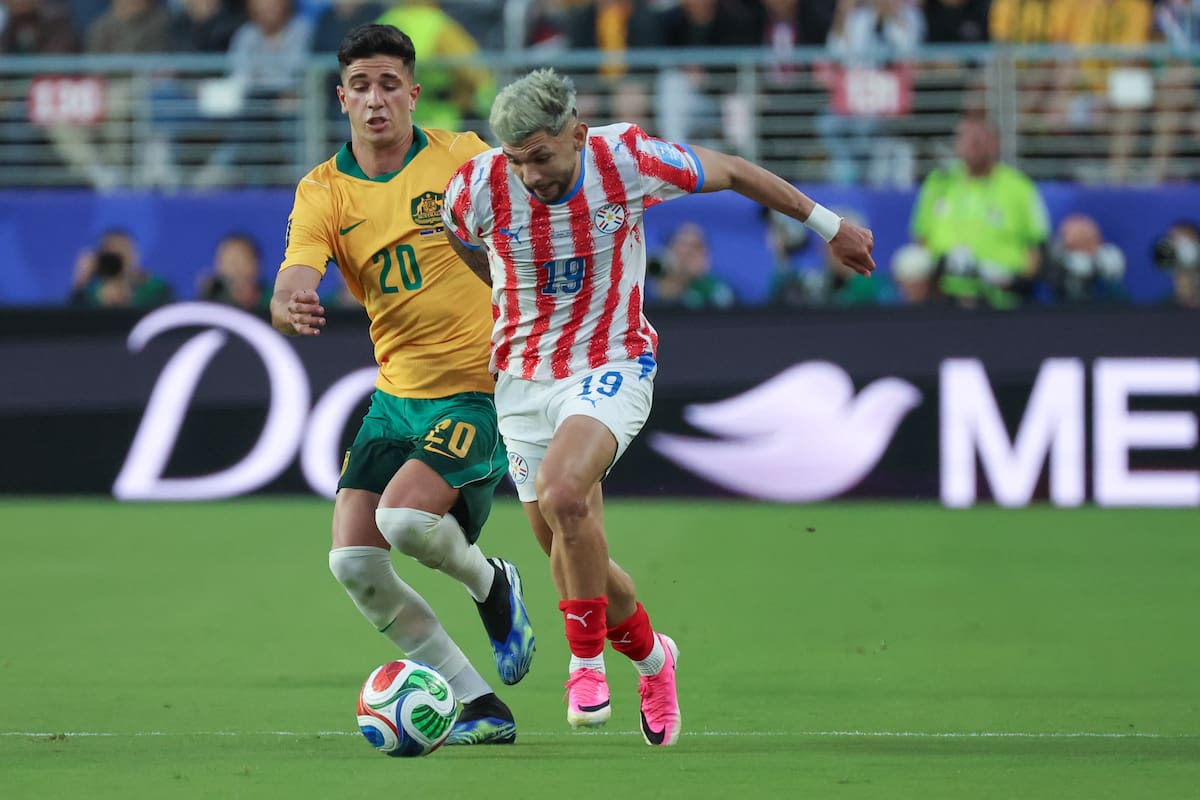 El paraguayo Julio Enciso (d) fue el que más riesgo generó durante el partido en el Mundial contra Australia. //Foto, EFE: Miguel Gutiérrez