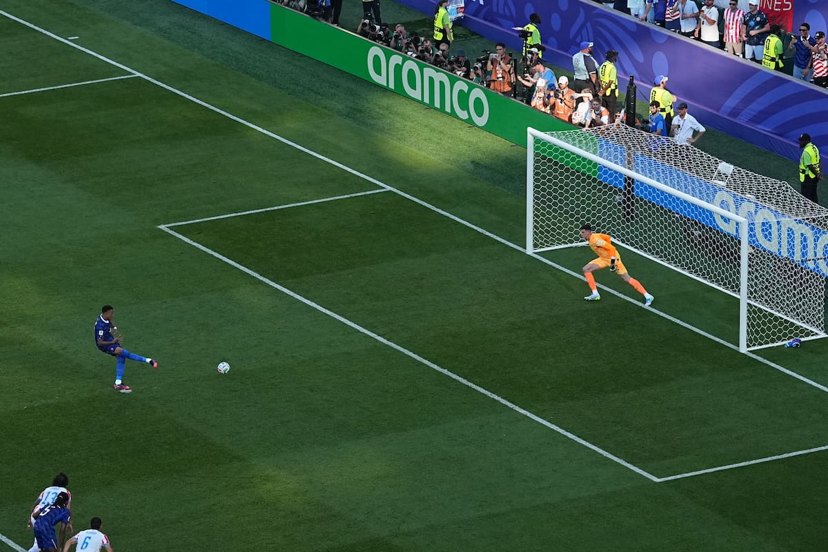 El francés Kylian Mbappe marcó de pneal el gol que clasificó a su selección a los cuartos de final del Mundial. //Foto, AP: Matt Rourke