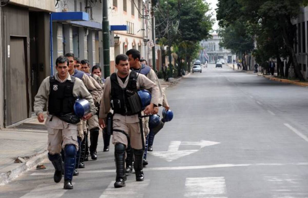 La Policía resguarda las calles de Asunción, Paraguay. AFP