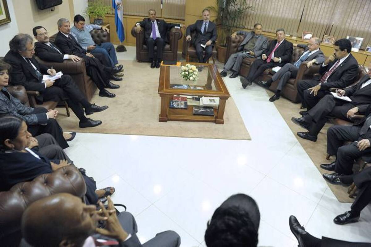 El presidente del Senado de Paraguay, Jorge Oviedo, junto a los ministros de relaciones Exteriores de la Unasur. AFP NORBERTO DUARTE