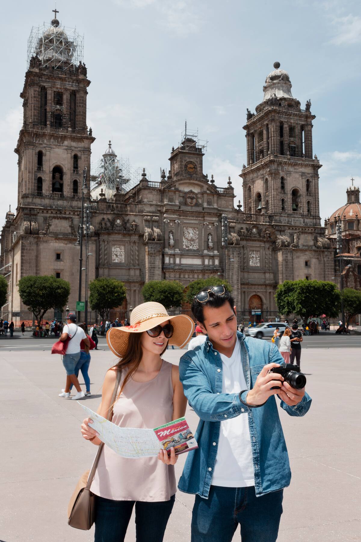 Pareja recorriendo México.