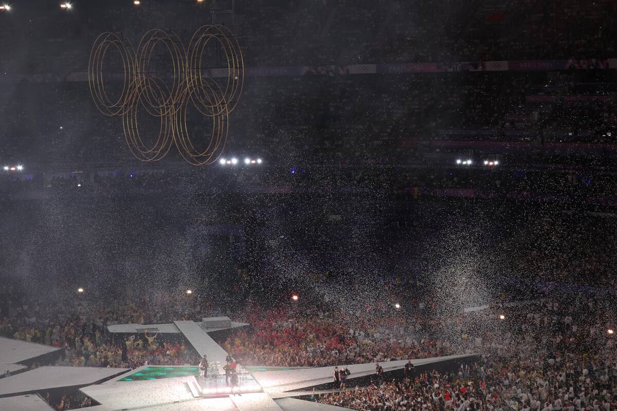 La banda francesa Phoenix actúa durante la ceremonia de clausura de los Juegos Olímpicos de París 2024 en el estadio Stade de France de París, Francia. //EFE