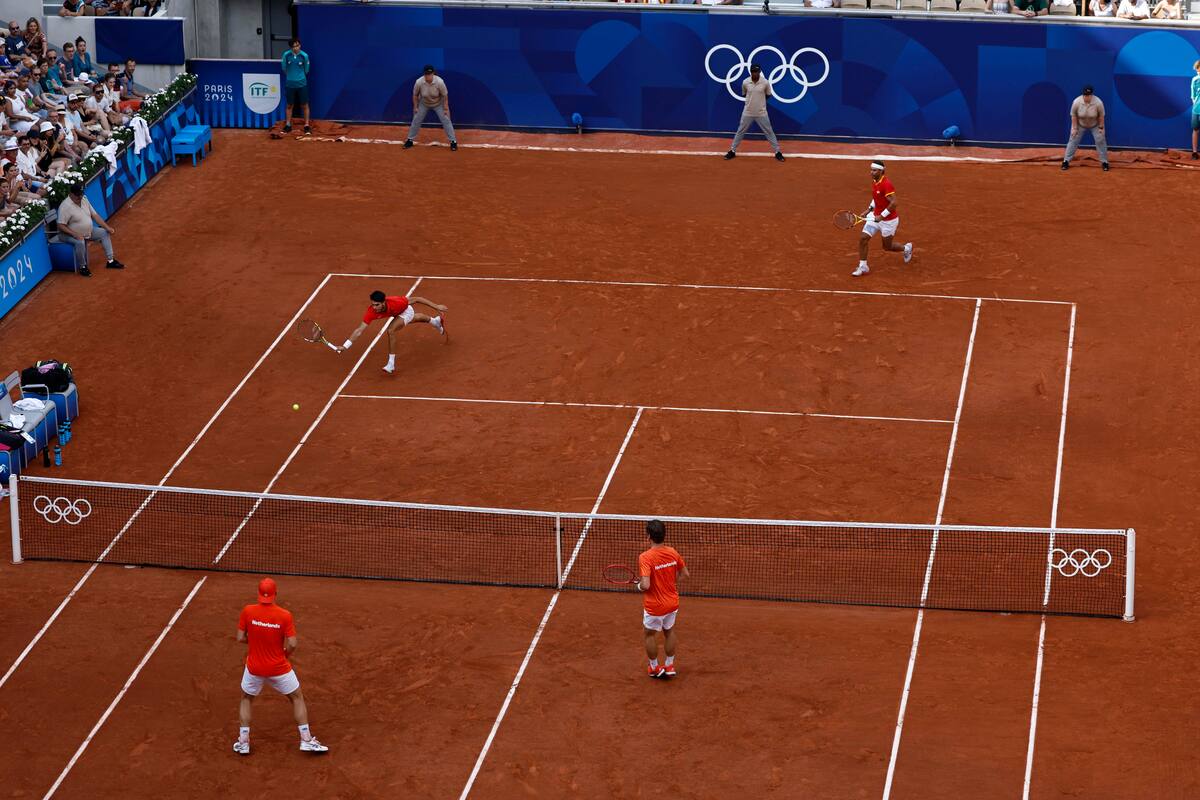 Carlos Alcaraz de España en acción durante el partido de segunda ronda de dobles masculino contra Tallon Griekspoor y Wesley Koolhof de los Países Bajos en las competiciones de tenis de París 2024. //EFE
