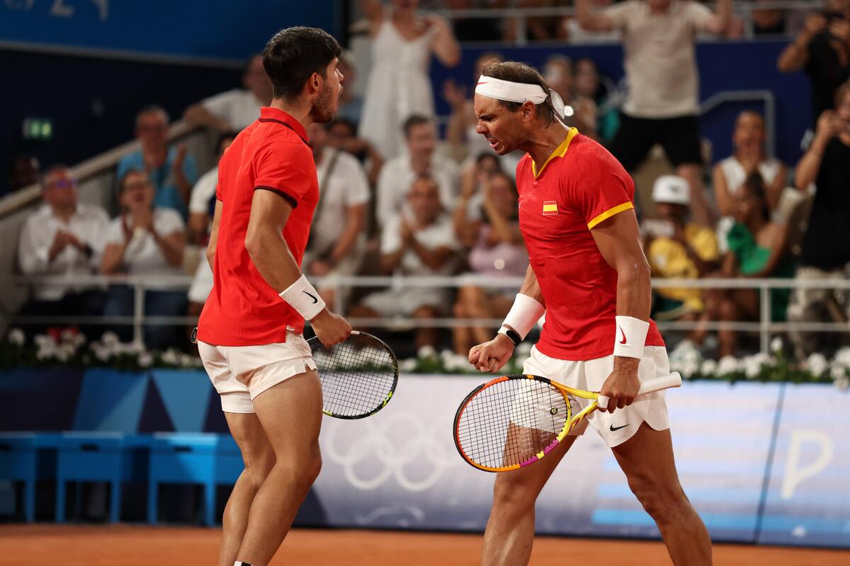 Carlos Alcaraz y Rafael Nadal de España en acción durante el partido de cuartos de final de dobles masculino contra Austin Krajicek y Rajeev Ram de EE. UU. en las competiciones de tenis de los Juegos Olímpicos de París 2024. //EFE