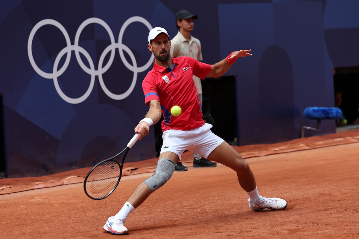 Novak Djokovic de Serbia en acción durante el partido de la Tercera Ronda de individuales masculinos contra Dominik Koepfer de Alemania en las competiciones de tenis de los Juegos Olímpicos de París 2024. //EFE