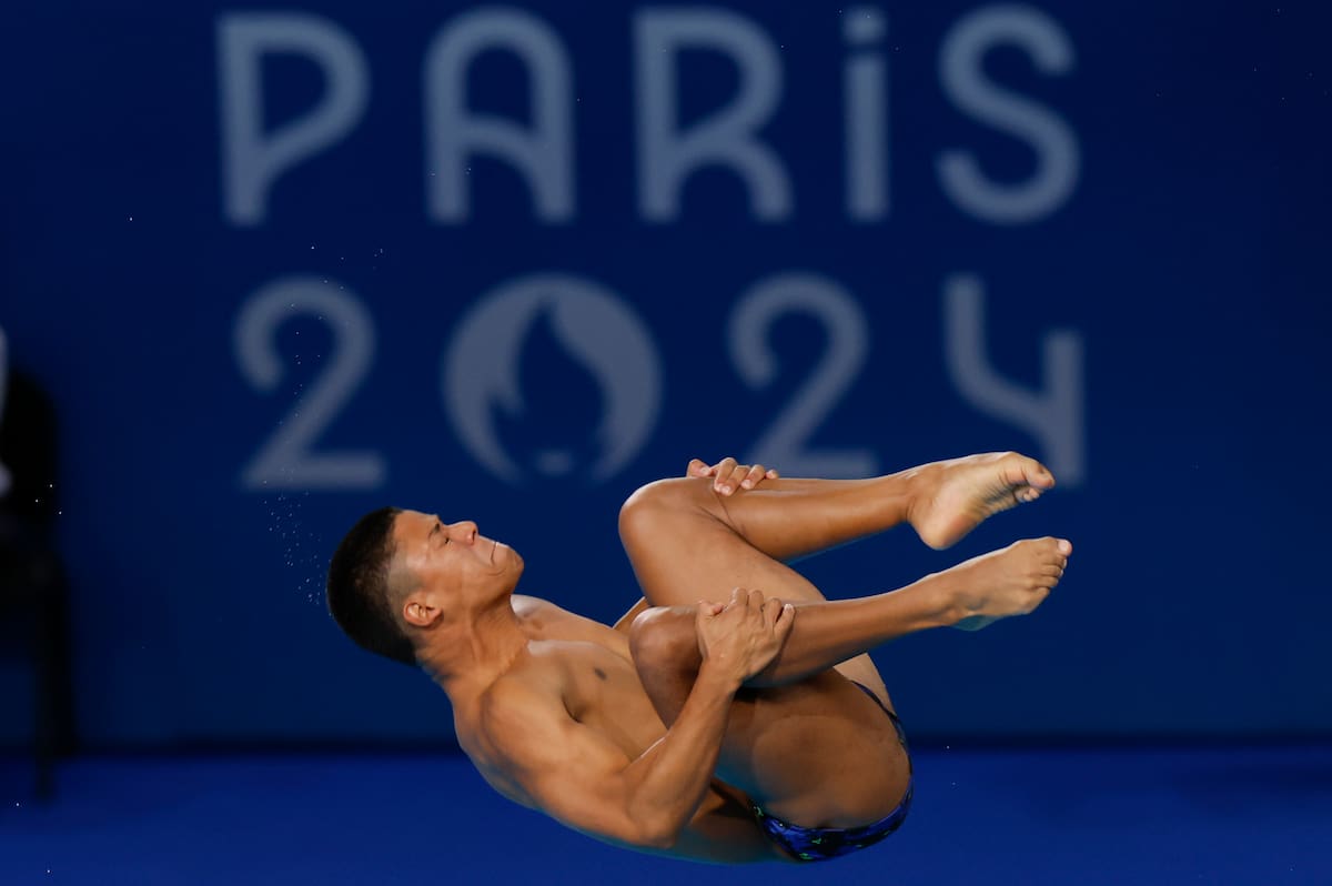 El colombiano Luis Felipe Uribe compite en la final de Salto de trampolín 3m masculino, en el marco de los Juegos Olímpicos París 2024. //EFE