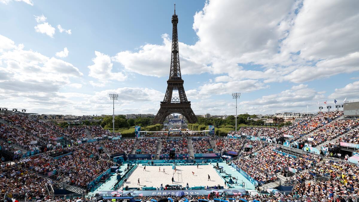 PARÍS, 07/08/2024.- Fotografía del campo de Voley Playa con la Torre Eiffel de fondo antes de los cuartos de final femeninos de Voleibol Playa, entre España y Canadá, parte de los Juegos Olímpicos de París 2024 este miércoles, en la capital gala. EFE/Miguel Toña