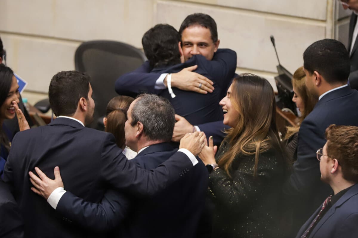 El congresista Honorio Henríquez es felicitado por sus colegas tras ser elegido presidente del Legislativo colombiano. //Colprensa - Catalina Olaya