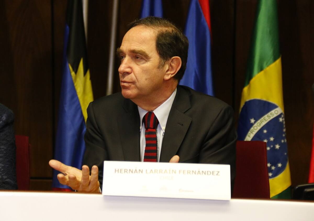 En la imagen un registro del ministro de Justicia de Chile, Hernán Larraín, quien señaló que el Ejecutivo espera "el mayor consenso posible" en la materia. EFE