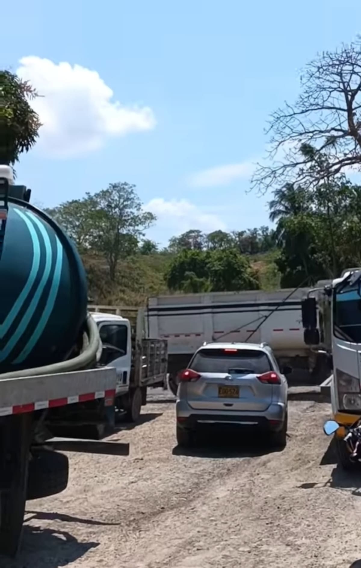 Trabajadores de una empresa ubicada en la Zona Industrial de Mamonal bloquean la variante Mamonal - Gambote. // Foto: Cortesía - testigo del hecho.