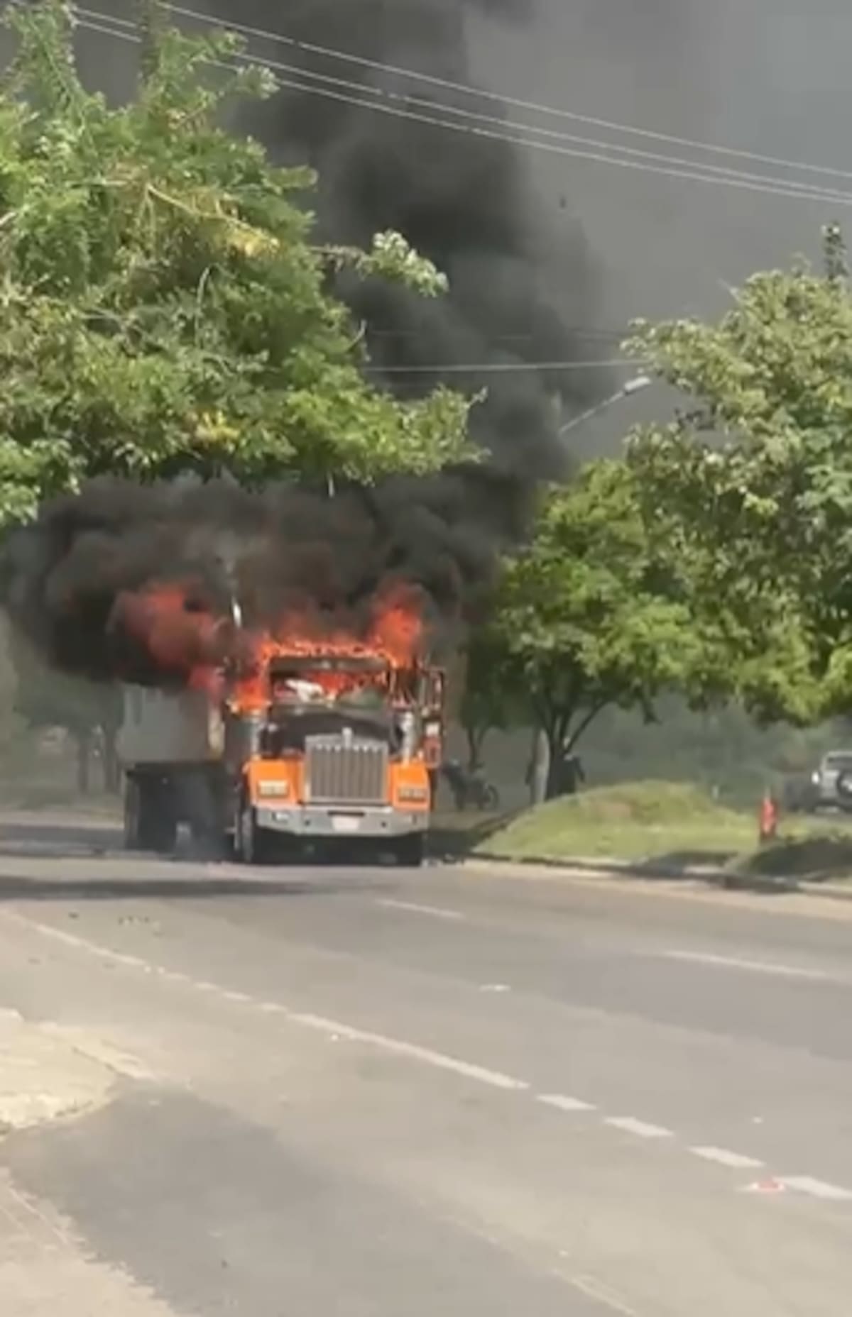 Tractomula en llamas durante el paro armado en Santa Marta. // Foto: captura de video
