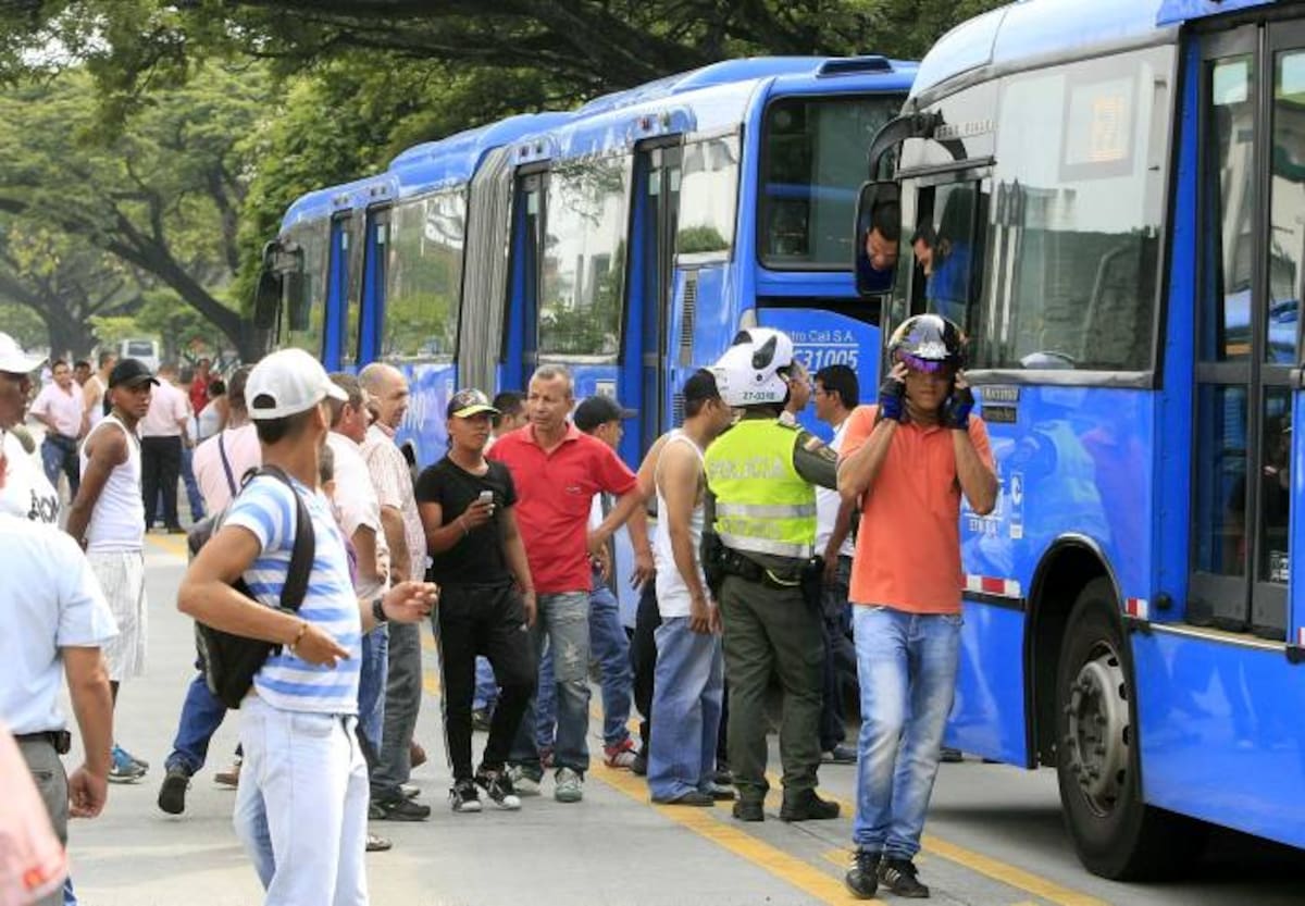 Paro de transportadores en Cali ante la salida de buses viejos. Un caos total en las vías de la ciudad dejó la protesta encabezada por transportadores del MÍO. ColPrensa