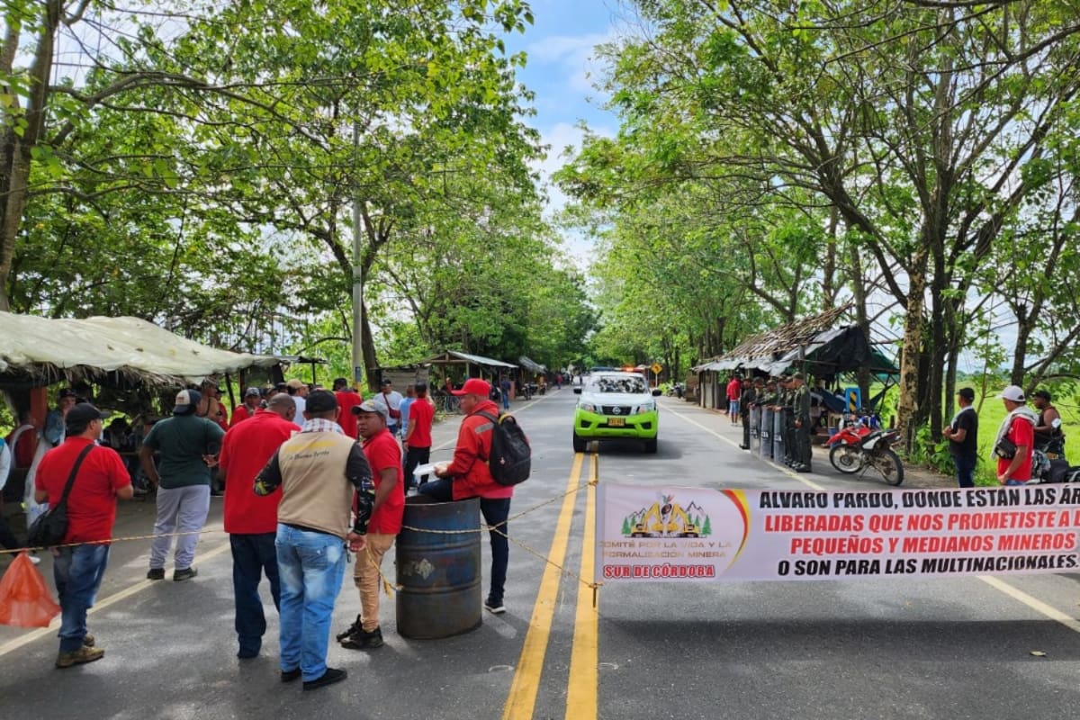 Mineros del Bajo Cauca anuncian paro indefinido: hay bloqueos de vías