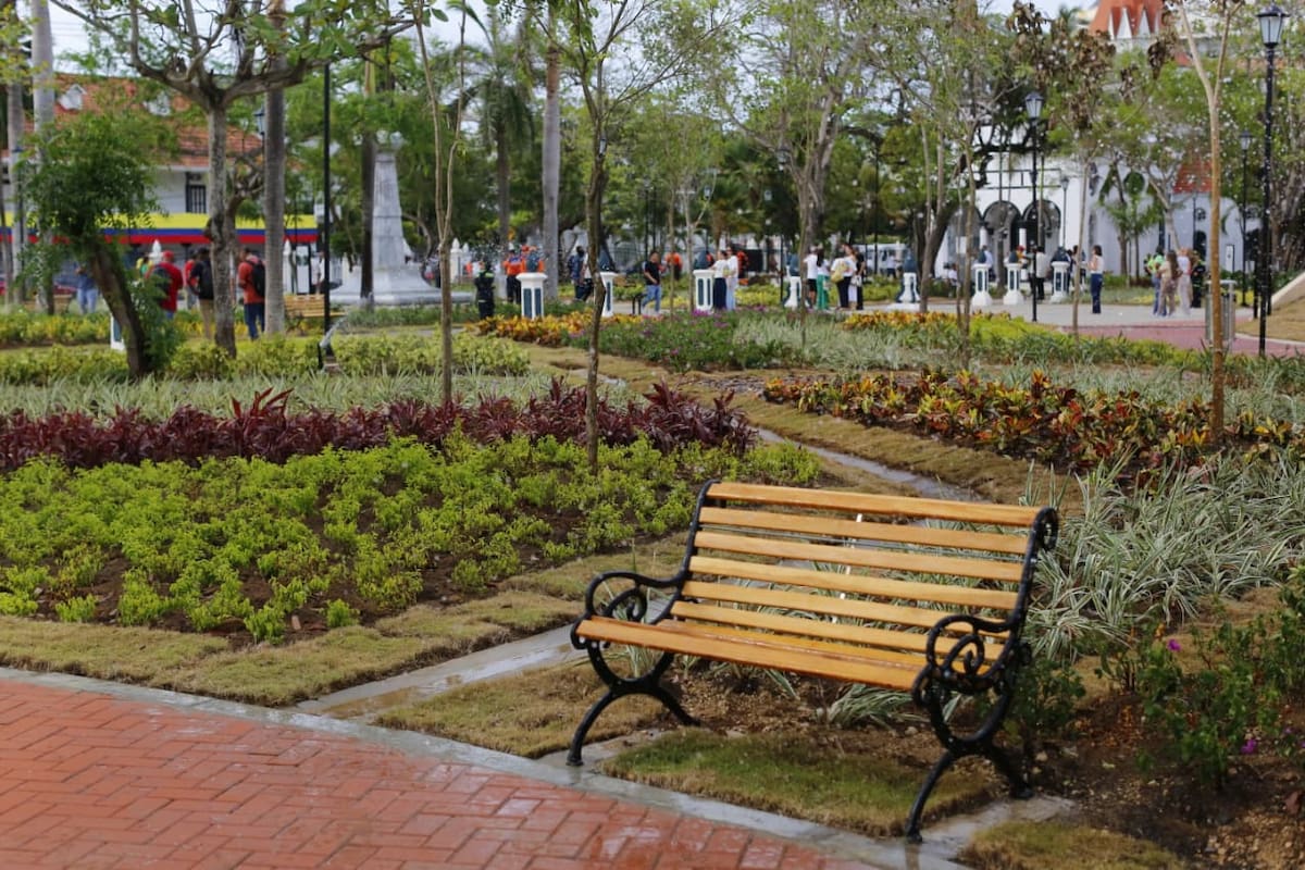 Una de las intervenciones del Parque Apolo ha sido su componente ambiental, con la siembra de 28 árboles, la ejecución de más de 4.180 metros cuadrados de nuevo paisajismo, se sembraron cerca de 41.000 especies ornamentales y se instalaron 2.400 metros cuadrados de grama nueva. // Foto: Luis Herrán.