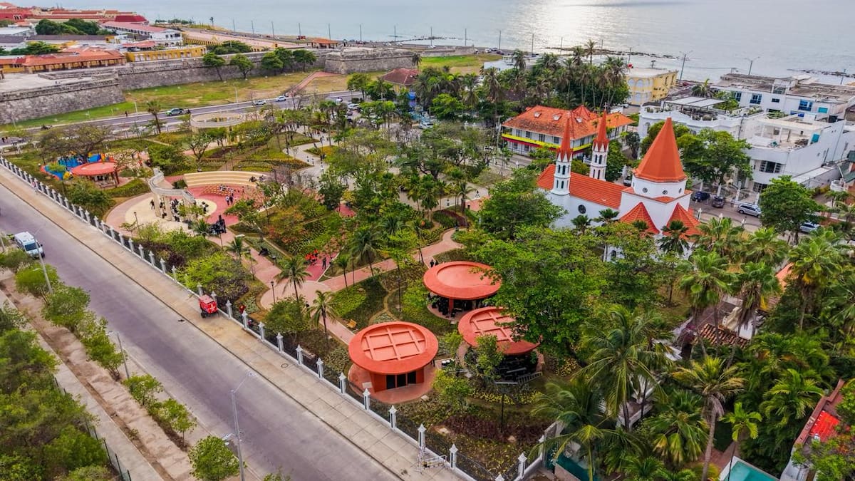 Las obras del Parque Apolo incluyeron más de 4.180 metros cuadrados de paisajismo, la siembra de 41.000 especies ornamentales y 28 árboles nuevos. // Foto: Cortesía - Alcaldía de Cartagena.
