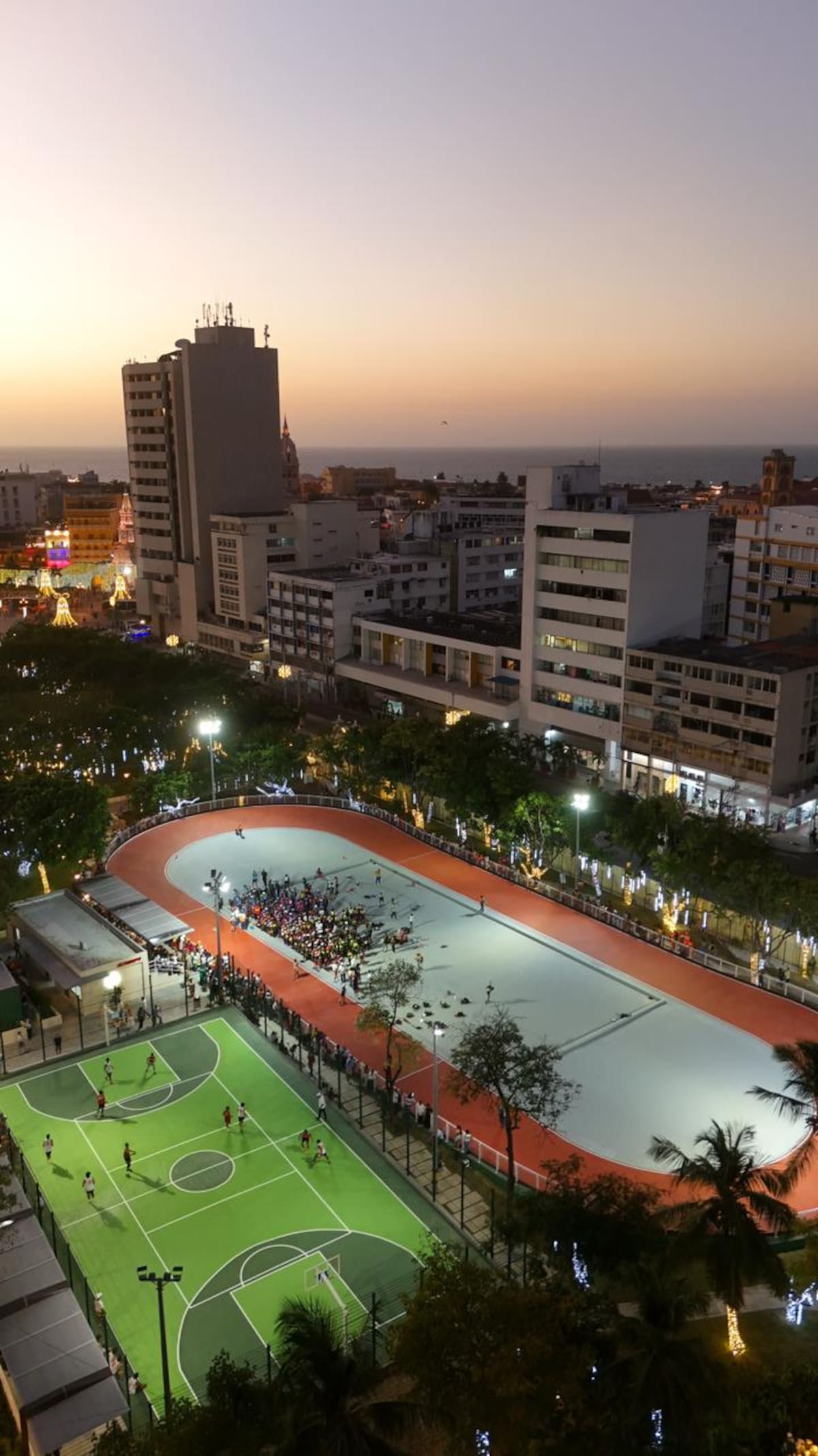 Parque Centenario y su pista de patinaje, Centro Histórico.