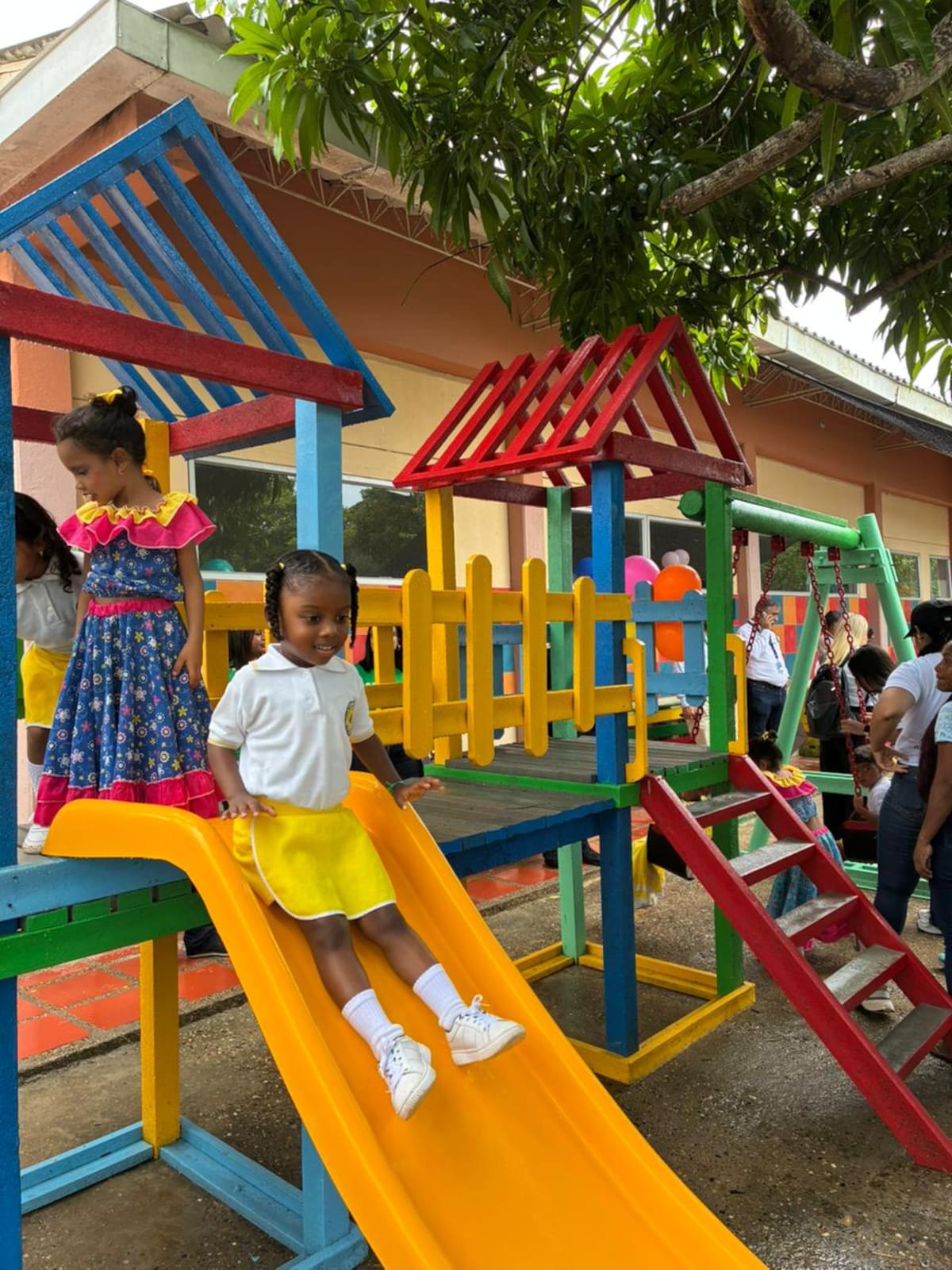 Parque infantil sostenible entregado al Hogar Infantil La Abejita de Membrillal, que beneficia a 170 niños y niñas. //Cortesía ZFLC.