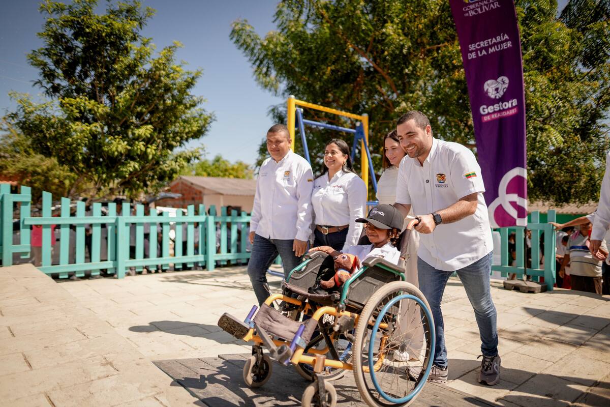 El gobernador de Bolívar, Yamil Arana, recorrió el parque junto a Isaac de Jesús el día de su apertura. // Cortesía