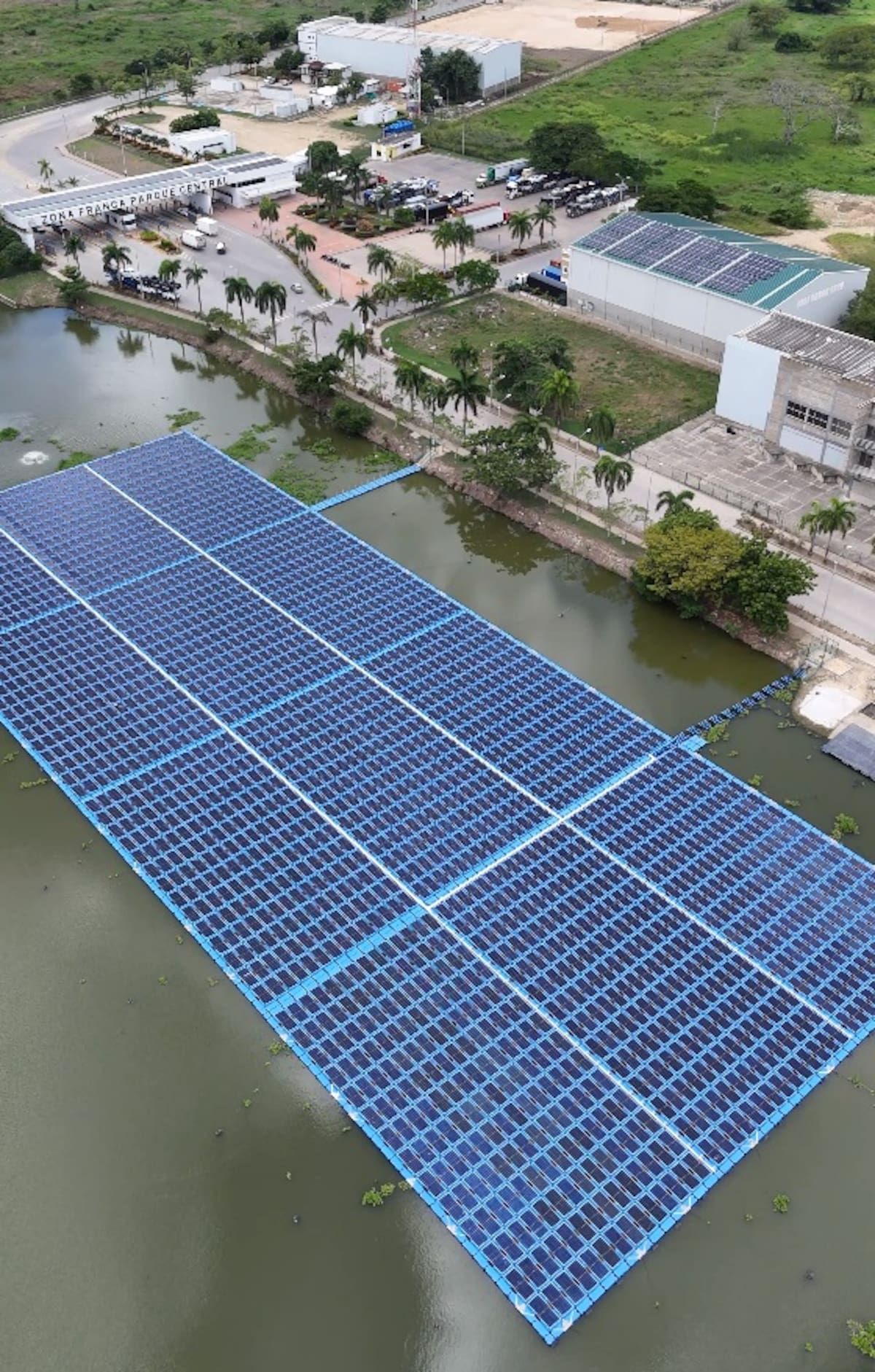 Parque solar flotante de la Zona Franca Parque Central. // Cortesía